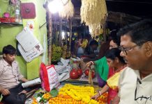ফল ও ফুলের বাজার আকাশছোঁয়া হলেও আসানসোলে লক্ষ্মীপুজোর বাজার জমজমাট