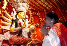 আসানসোলের পুজো মন্ডপে আশা ভোঁসলে