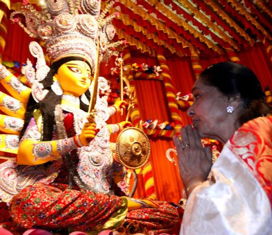 আসানসোলের পুজো মন্ডপে আশা ভোঁসলে