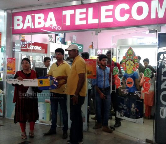 Samsung-এর মোবাইল কিনে বাইক জিতে নিল দুর্গাপুরের ডালিয়া দেবনাথ