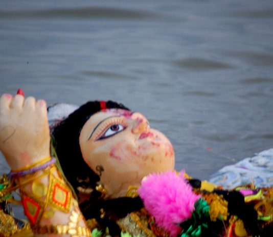 দামোদরে প্রতিমা বিসর্জন