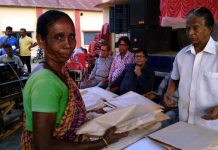 দীপাবলির প্রাক্কালে দরিদ্রদের মধ্যে বস্ত্র বিতরণ চিত্তরঞ্জনে