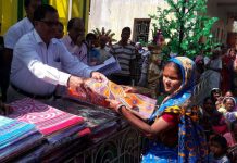 কালিপুজো-দীপাবলি উপলক্ষে গোপালমাঠে বস্ত্র বিতরণ