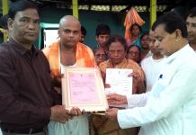 মুখ্যমন্ত্রীর শোক বার্তা নিয়ে মন্ত্রী স্বপন দেবনাথ প্রয়াত বিধায়ক সজল পাঁজার বাড়িতে