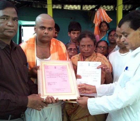 মুখ্যমন্ত্রীর শোক বার্তা নিয়ে মন্ত্রী স্বপন দেবনাথ প্রয়াত বিধায়ক সজল পাঁজার বাড়িতে