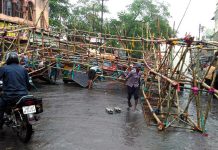 চতুর্থীর দিন প্রবল বৃষ্টিতে দুর্গাপুরের দুটি পুজা কমিটির আলোকসজ্জার গেট ভেঙ্গে পড়ল