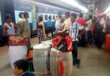 বাড়তি উপার্জন ও সম্মানের খোঁজে রাজ্যের ঢাকিদের পাশাপাশি পুরোহিতরাও ভিন রাজ্যে পারি দিচ্ছে