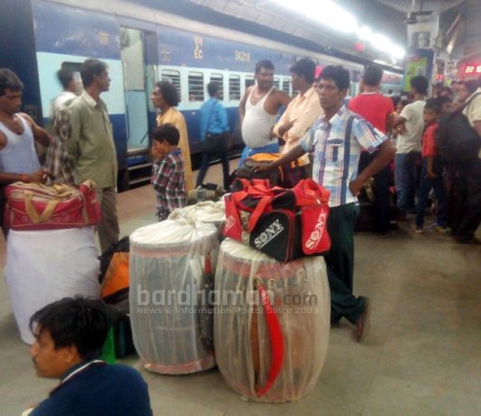 বাড়তি উপার্জন ও সম্মানের খোঁজে রাজ্যের ঢাকিদের পাশাপাশি পুরোহিতরাও ভিন রাজ্যে পারি দিচ্ছে