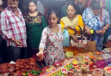এলইডি’র দাপটেও অম্লান প্রদীপের শিখা