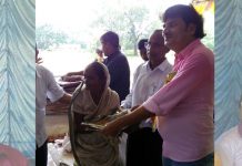 পুজোর প্রাক্কালে দরিদ্রদের মধ্যে বস্ত্র বিতরণ