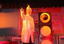 নেশার টানে একই পেশায় টানা ২৩ বছর পদোন্নতি ভুলে আছেন বর্ধমান জেলার লক্ষ্মীপুর মাঠের প্রশান্ত কুন্ডু