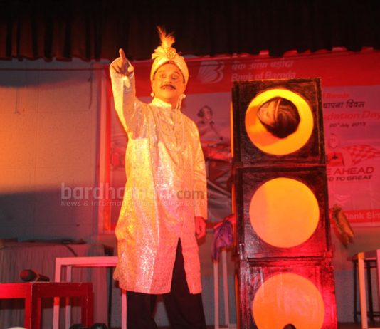 নেশার টানে একই পেশায় টানা ২৩ বছর পদোন্নতি ভুলে আছেন বর্ধমান জেলার লক্ষ্মীপুর মাঠের প্রশান্ত কুন্ডু