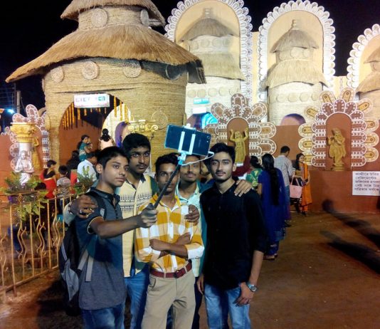 ‘সেলফি’ জ্বরে আক্রান্ত বর্ধমান