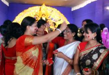 বিজয়া দশমীতে সিঁন্দুর খেলায় মাতলেন মহিলারা