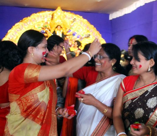 বিজয়া দশমীতে সিঁন্দুর খেলায় মাতলেন মহিলারা