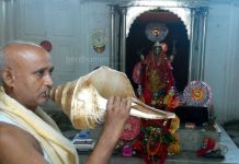 কালিপুজোয় ইতালি থেকে আনা শাঁখ বাজান রাজ পুরোহিতরা