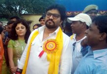 ছটপুজোয় উপস্থিত সস্ত্রীক বাবুল সুপ্রিয়, নববধূকে দেখতে মহিলাদের ভীড় উপচে পড়ল
