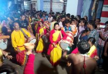 বর্ধমানে খিন্নীতলা কালির বিসর্জনের বর্ণাঢ্য শোভাযাত্রাকে ঘিরে শহরে মানুষের ঢল