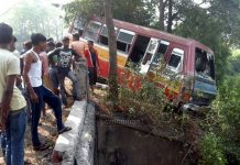 কুলটি কলেজের ছাত্র-ছাত্রীরা বড়সড় দুর্ঘটনা থেকে রক্ষা পেল