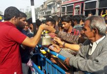 পকেটের টাকা খরচ করে ব্যাঙ্কের লাইনে অপেক্ষারত মানুষদের চা-বিস্কুট পৌঁছে দিচ্ছেন কুলটির জনা ১২ যুবক