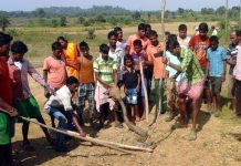 ১০ ফুটের অজগর সাপকে ঘিরে উৎসুক মানুষের ভিড়