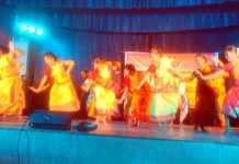সংগীত আকাদেমির কর্মশালায় অংশগ্রহণকারী ছাত্র-ছাত্রীদের হাতে শংসাপত্র তুলে দেওয়া হল