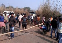 ফরিদপুর ব্লকে রাস্তা সারানোর দাবিতে পথ অবরোধ