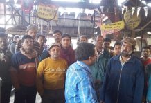 খাস কাজোড়া কোলিয়ারিতে কাজ বন্ধ রেখে শ্রমিকদের বিক্ষোভ