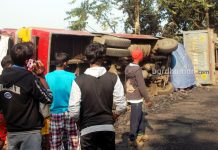 কুলটিতে রেষারেষির জেরে উল্টে গেল মিনিবাস ও ডাম্পার, আহত ৪