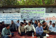কুলটির ঠিকাদাররা বকেয়া আদায়ের দাবিতে অবস্থান বিক্ষোভে