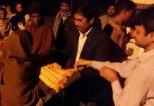 শীতের রাতে মসীহা হয়ে হাজির হলেন দুর্গাপুরের মহকুমাশাসক, কুষ্ঠ কলোনীতে বিতরণ করলেন চাদর ও কম্বল