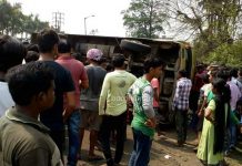 দুর্গাপুরে ৮বি রুটের যাত্রীবোঝাই মিনিবাস উল্টে আহত ১৫, এলাকায় বিক্ষোভ