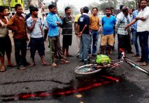 সালানপুরের দেন্দুয়ায় ট্রাক্টরের ধাক্কায় গুরুতর আহত স্কুল ছাত্র, বিক্ষোভ, পথ অবরোধ