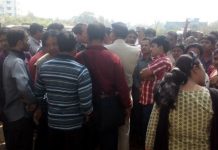 বেসরকারি স্কুলের ফি বৃদ্ধির প্রতিবাদে দুর্গাপুরে অভিভাবকদের পথ অবরোধ