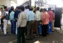 চাকরির দাবিতে পোষ্যদের বিক্ষোভ ডিএসপি’র মুখ্য আধিকারিকের বাংলোর সামনে