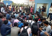 মালদার ইঞ্জিনিয়ারিং কলেজের পড়ুয়ারা এনআইটি গেট থেকে অবস্থান আন্দোলন সাময়িক ভাবে প্রতাহার করল