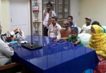 দুর্গাপুরে পেট্রল ঢেলে আগুন লাগিয়ে দেওয়ার ঘটনায় আহত যুবকের পরিজনেরা সাক্ষাৎ করলেন মহকুমাশাসকের সঙ্গে