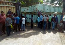 চাকরির দাবিতে দুর্গাপুরে গ্রাফাইট ইন্ডিয়া কারখানার গেটের সামনে বিক্ষোভ