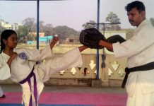 মহকুমাশাসক সাহায্যের হাত বাড়িয়ে দিলেন ক্যারাটের সোনার মেয়ে দুর্গাপুরের মমতার দিকে