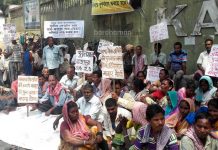 ছাঁটাই শ্রমিকদের পুনর্বহালের দাবিতে লাগাতার ধর্ণা দুর্গাপুর কোর্ট চত্বরে