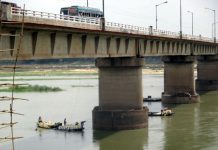 কৃষক সেতুর পিলারের কাছ থেকে বালি তোলায় আটক ৫ টি নৌকা