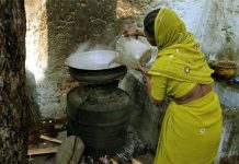 দাঁইহাটে চোলাই মদের ঠেক ভাঙতে গিয়ে পুলিশ আক্রান্ত, গ্রেফতার ১৩