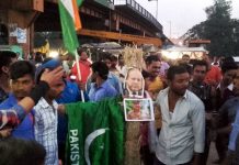 পাক প্রধানমন্ত্রীর কুশপুতুল দাহ করা হল দুর্গাপুরে, শ্রদ্ধাঞ্জলি শহিদ জওয়ানদের
