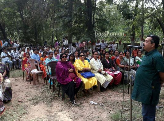 ডিএসপি টাউনশিপে পরিষেবার হাল ফেরাতে টিএমসি কর্মীদের বিক্ষোভ টিএ বিল্ডিং-এর সামনে