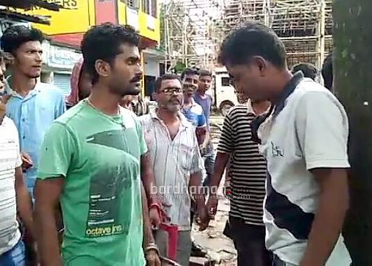 গৃহবধূকে উত্যক্ত করার অভিযোগে কালনায় যুবককে গণধোলাই