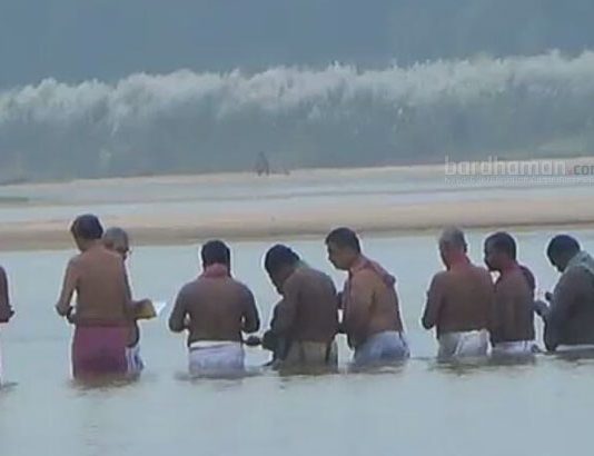 কালনায় তর্পণ করতে গিয়ে ভাগীরথীতে তলিয়ে গেল যুবক