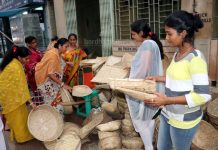 ছট পুজোর উপকরণ কিনতে ব্যস্ত মহিলারা