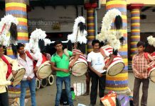 ঢাক নিয়ে ডাকের অপেক্ষায়