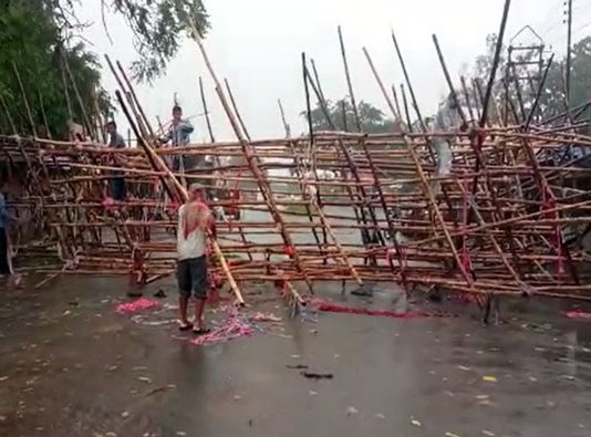 নাগাড়ে বৃষ্টির সঙ্গে ঝোড়ো হাওয়া, বিপর্যস্ত দুর্গাপুরের বিভিন্ন পুজো মণ্ডপ