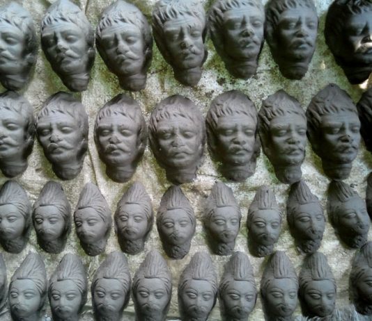 কালী প্রতিমা তৈরিতে ব্যস্ত প্রতিমা শিল্পীরা